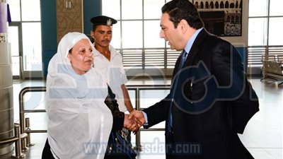 بالصور.. بعثة أسر الشهداء والمصابين تغادر القاهرة لأداء مناسك العمرة