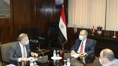وزير الكهرباء يبحث مع سفير الدنمارك سبل تعزيز التعاون