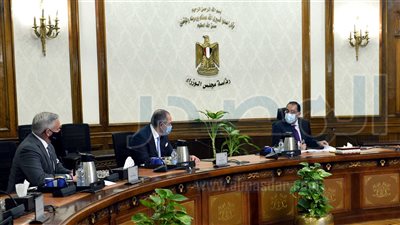 مدبولى يبحث مع «جنرال موتورز» و«مجموعة منصور» توطين صناعة السيارات