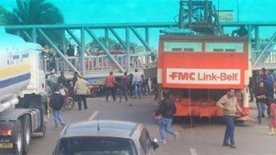 صور.. انهيار كوبري مشاة ميرغم على طريق مصر - الإسكندرية