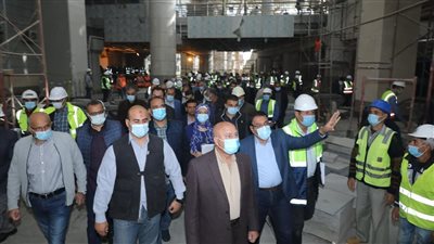 تمهيدا للتشغيل التجريبي.. وزير النقل يتابع أعمال تنفيذ القطار الكهربائى