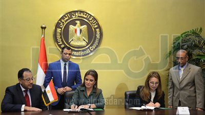 سحر نصر توقع مع 