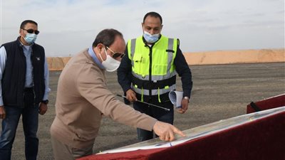 السيسي يتفقد سير الأعمال الجارية بمشروعات شبكة الطرق الجديدة