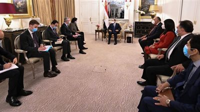 السيسى يلتقى وزير الاقتصاد والمالية الفرنسى فى باريس