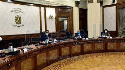 «مدبولى» يبحث مع «سيمنز» مشروع القطار السريع «العلمين - السخنة»