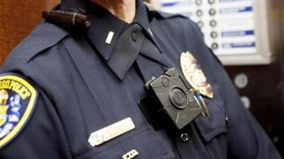 أوباما يقرر تثبيت كاميرات بملابس الشرطة الامريكية لرصد التجاوزات