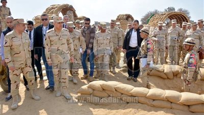 وزير الدفاع يشهد بيانا لمهارات إجراءات العمل بالكمين لطلبة 