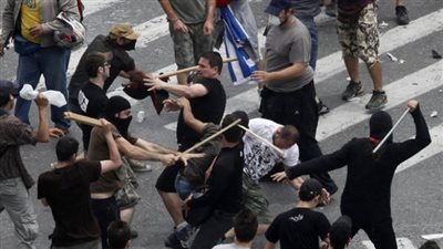  متطرفون يمينيون يعتدون على مظاهرة عمالية في 