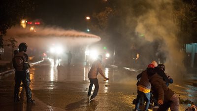 بالفيديو..مواجهات حادة بين الشرطة والمتظاهرين خلال عيد العمال بـ