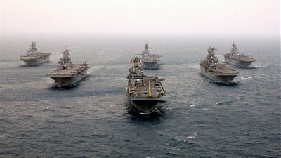بالفيديو.. الولايات المتحدة تعزز انتشار السفن الحربية في مضيق هرمز