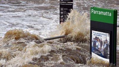 بالفيديو.. مقتل 5 أشخاص جراء فيضانات مفاجئة في أستراليا