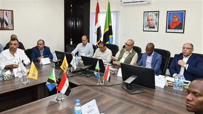 وزير الاسكان يستعرض تطور الأعمال بمشروع سد ومحطة «جوليوس نيريري»