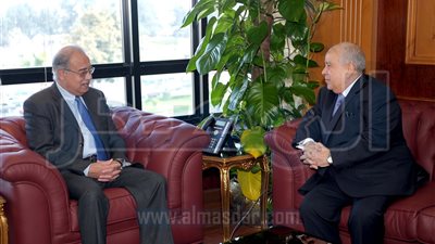 رئيس الوزراء يلتقي وزراء سابقين في حكومته (صور)