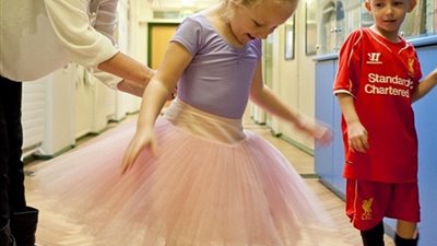 بالفيديو .. طفلة مصابة بالشلل تتمكن من المشي عن طريق هيكل خارجي