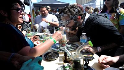 بالفيديو.. مظاهرات مطالبة بتقنين تعاطي الماريجوانا في الأرجنتين