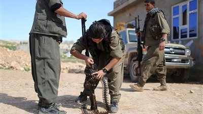 بالصور.. فتيات كرديات إلى جانب الرجال في مواجهة 