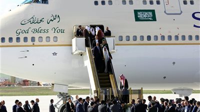 بالصور .. خادم الحرمين الشريفين يصل العاصمة التركية أنقرة قادما من مصر