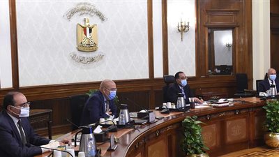 رئيس الوزراء يتابع موقف تنفيذ مشروعات محاور الطرق الرئيسية والكباري