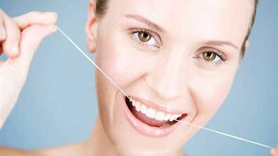 طريقة تنظيف الأسنان بالخيط