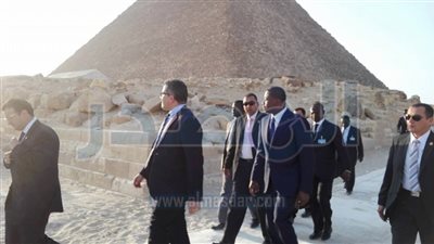 رئيس توجو يزور الأهرامات ويشيد بعبقرية بناء 