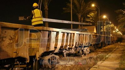بالفيديو .. لأول مرة بميناء دمياط .. نقل حديد البليت بالقطار