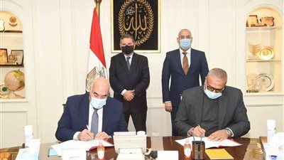 بروتوكول تعاون بين «الإسكان» و«قطاع الأعمال» لتطوير أراضى «القابضة للغزل»