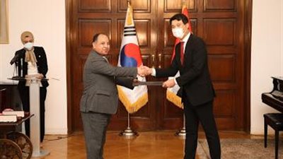رئيس كوريا الجنوبية يمنح وزير المالية وسام «الاستحقاق» من الطبقة الأولى