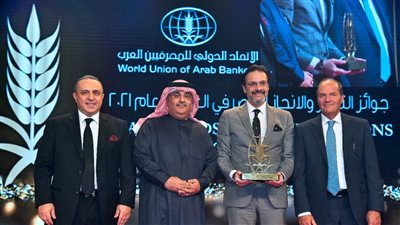 البنك الأهلي يفوز بجائزة الأفضل عربيًا في الريادة والابتكار الرقمي لعام 2021