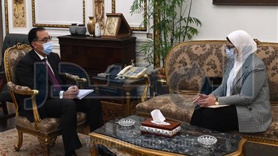 «مدبولى» يُتابع مع وزيرة الصحة خطة توزيع لقاح فيروس كورونا 
