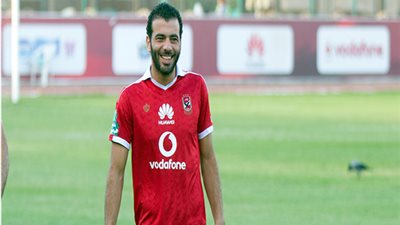 فريق الأهلي بقيادة حسام البدري يحتفلون بعيد ميلاد عماد متعب