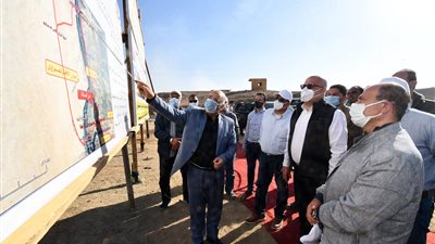 وزير الإسكان يتفقد مشروع إنشاء الطريق الإقليمى الشرقى بأسوان