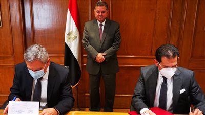 «القابضة للأدوية» توقع مذكرة تفاهم مع شركتين هندية ومصرية لتصنيع الخامات 