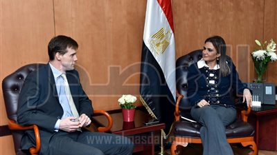 سحر نصر تبحث مع السفير البريطاني زيادة الاستثمارات في مصر (صور)
