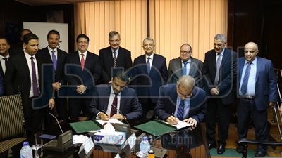 وزير الكهرباء يشهد توقيع عقود تشغيل 3 محطات كهرباء عملاقة