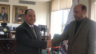 وزير المالية يُكرم مدير الحسابات بالشئون الصحية لتمسكه بحماية المال العام