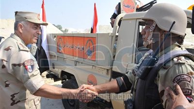 الفريق محمود حجازى يراجع خطط تأمين المجرى الملاحى لقناة السويس 