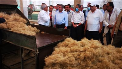 وزير قطاع الأعمال العام يتفقد مصانع شركة طنطا للكتان والزيوت