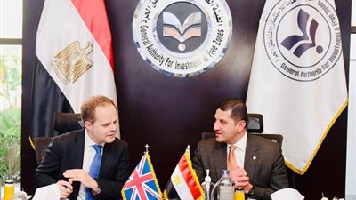 مصر تبحث تعزيز العلاقات الاستثمارية مع بريطانيا