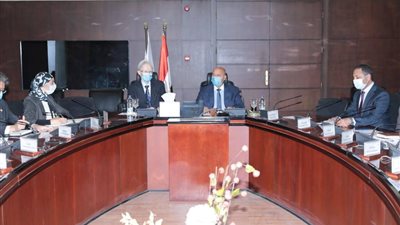 وزير النقل يبحث مع السفير الياباني إعادة تأهيل 35 قطار بالمترو