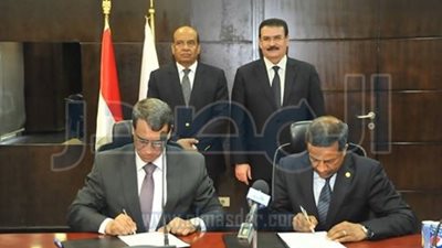 بالصور .. وزير 