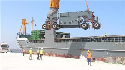 محطة تحيا مصر بميناء الإسكندرية تستقبل الدفعة الأولى من أوناش الساحة العملاقة 