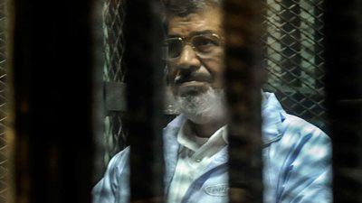 تأجيل محاكمة مرسي و 10 آخرين لاتهامهم بالتخابر إلى الغد