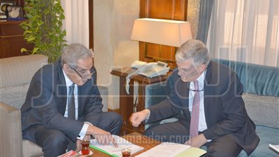 وزير الصناعة يبحث مع سفير فرنسا ترتيبات زيارة الرئيس أولاند للقاهرة 
