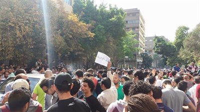 المئات يتظاهرون أمام 