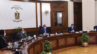 رئيس الوزراء يناقش الاستراتيجية الوطنية لصناعة السيارات