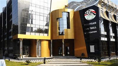 «اتحاد الكرة» يقرر استمرار تقنية الـ«VAR» مع حل مشاكله