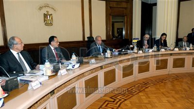 رئيس الوزراء يوجه المحافظين بأولوية توفير السلع الأساسية للمواطنين (صور)
