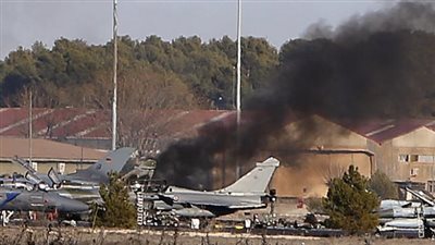 مقتل نحو 10 أشخاص بتحطم طائرة عسكرية في 