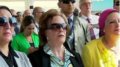 جيهان السادات ترافق زوجة 