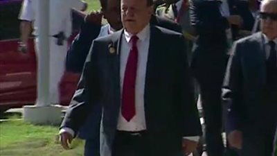  وصول الرئيس اليمني إلى المنصة الرئيسية للمشاركة في افتتاح مشروع قناة السويس 